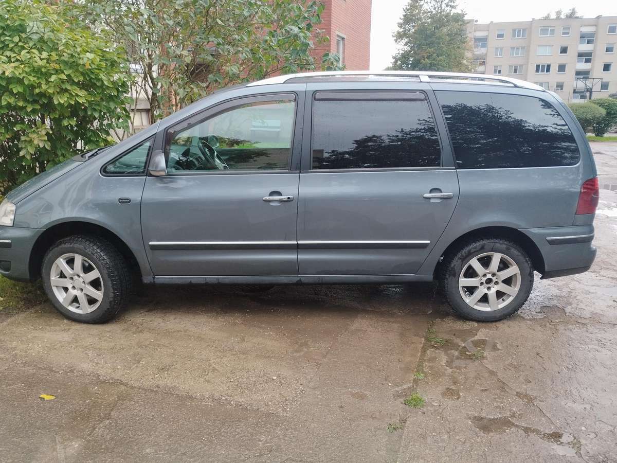Volkswagen Sharan 2009 — rear view