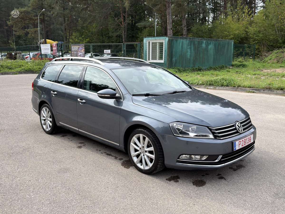 Volkswagen Passat 2013 — rear view
