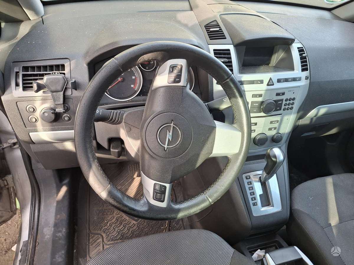 Opel Zafira 2009 — interior