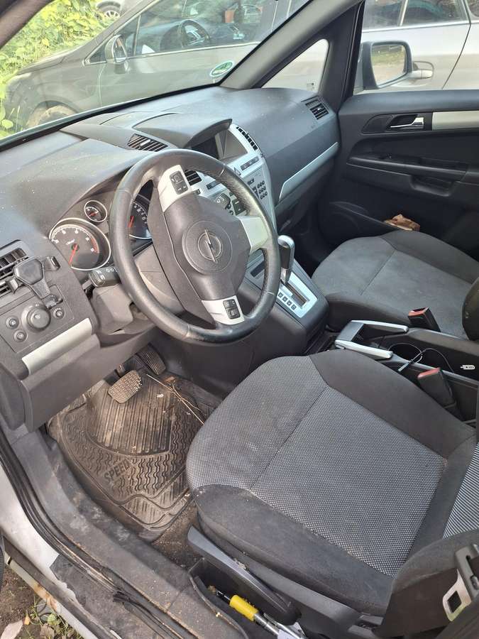 Opel Zafira 2009 — engine 1910 cm³, 150 HP (110kW)