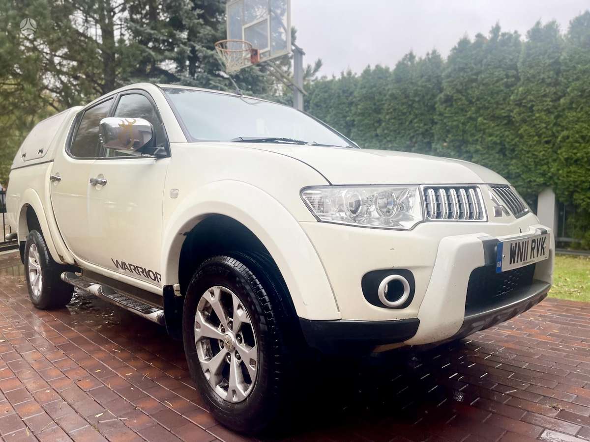 Mitsubishi L200 2011 — салон