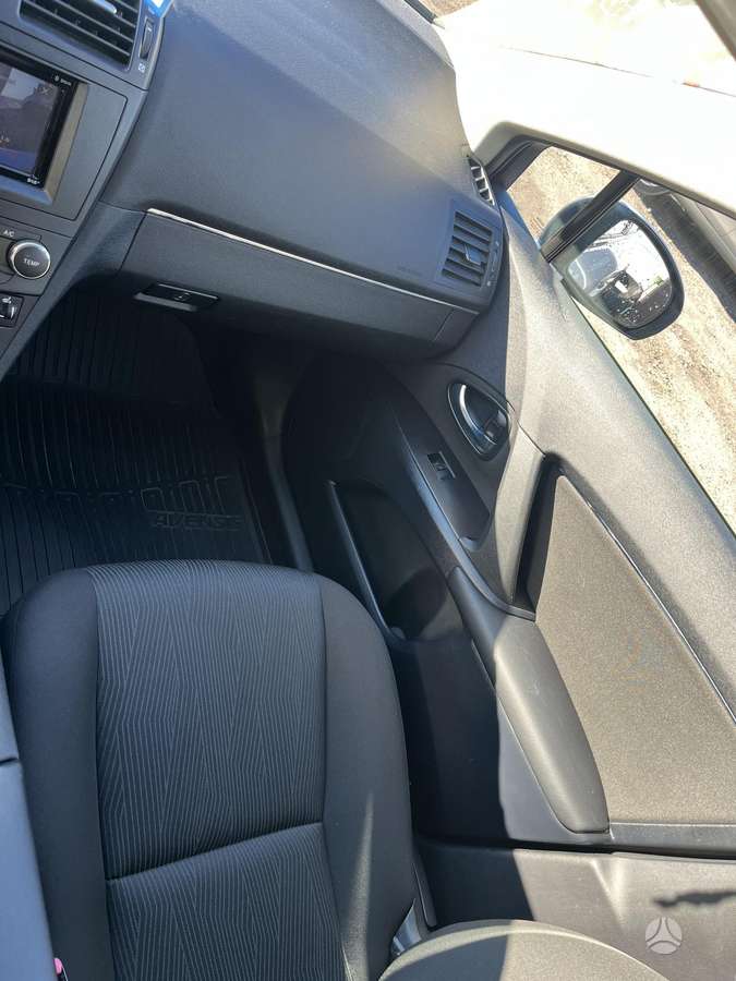 Toyota Avensis 2010 — photo 10