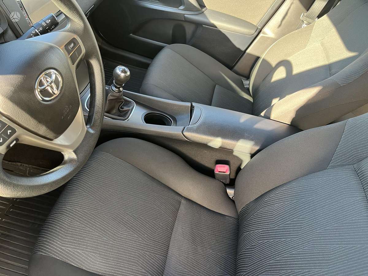 Toyota Avensis 2010 — photo 12