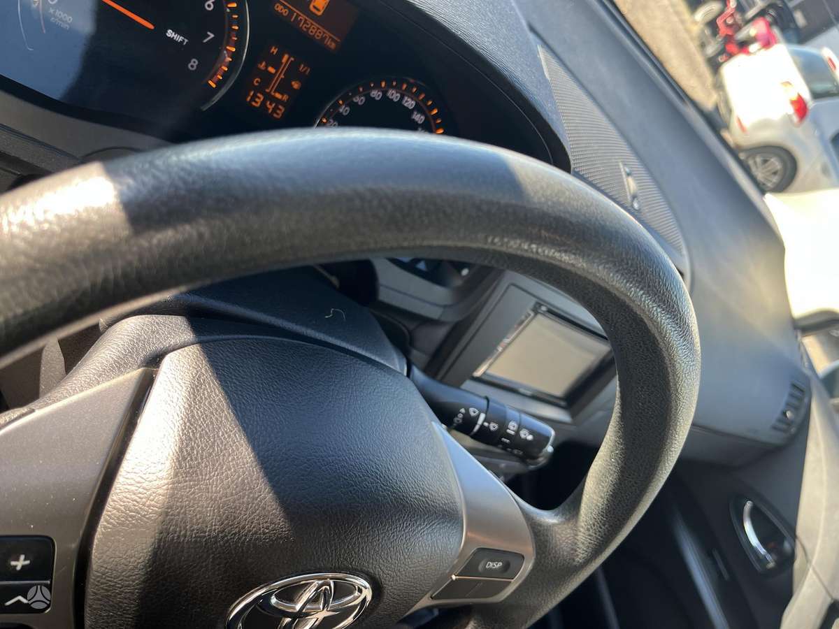 Toyota Avensis 2010 — photo 13