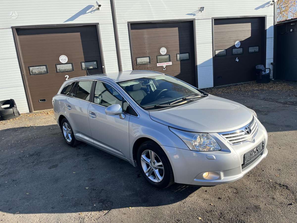 Toyota Avensis 2010 — rear view