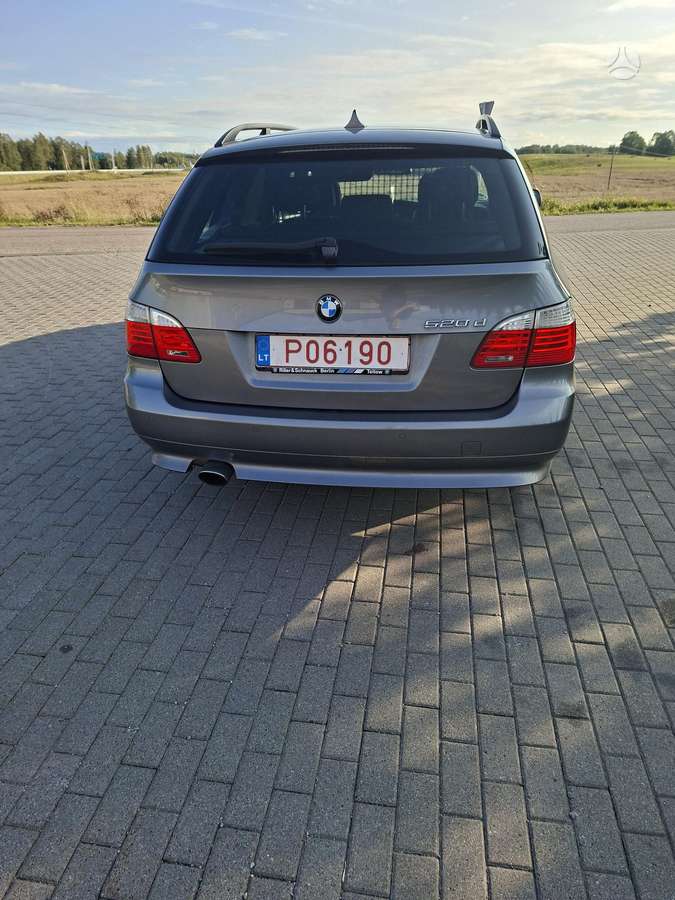 BMW 520 2009 — rear view