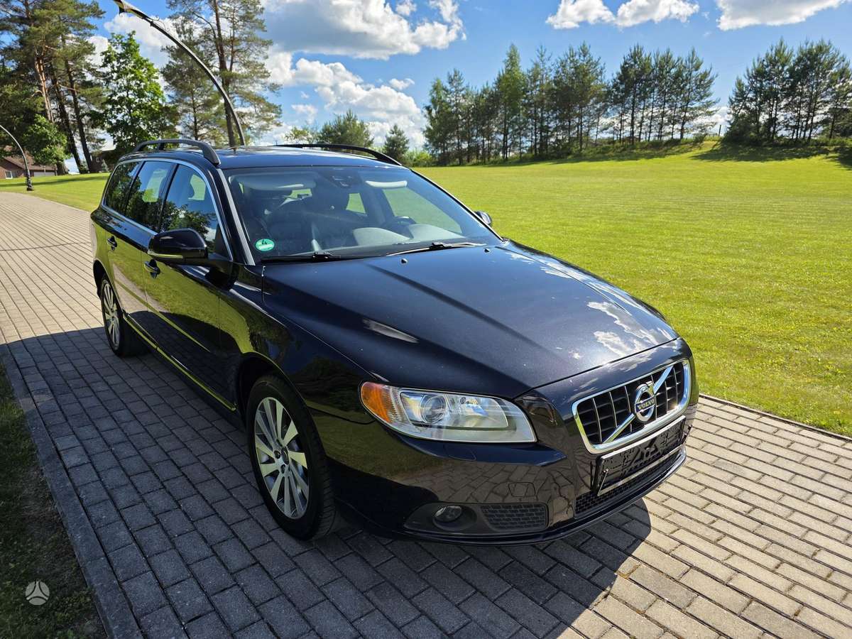 Volvo V70 2012 — rear view