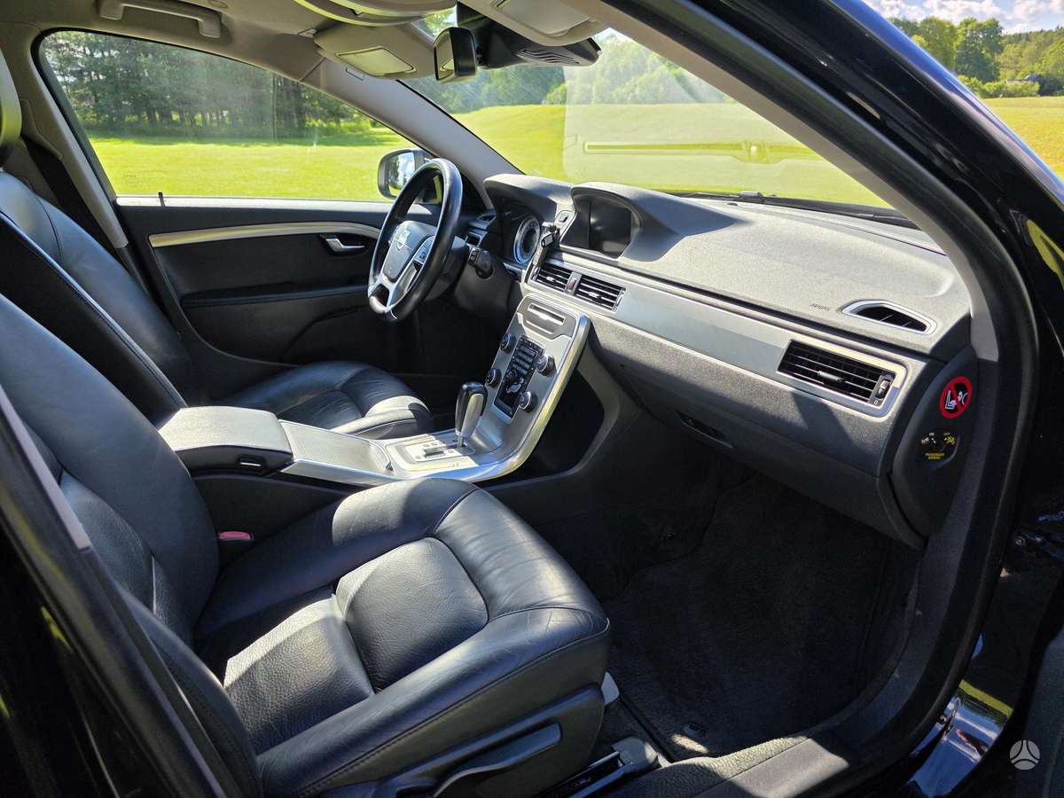 Volvo V70 2012 — photo 24