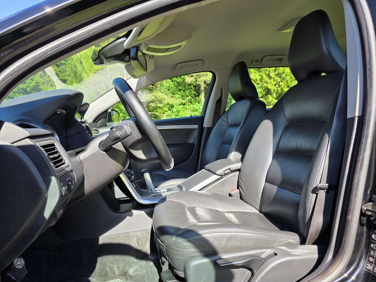 Volvo V70 2012 — photo 31