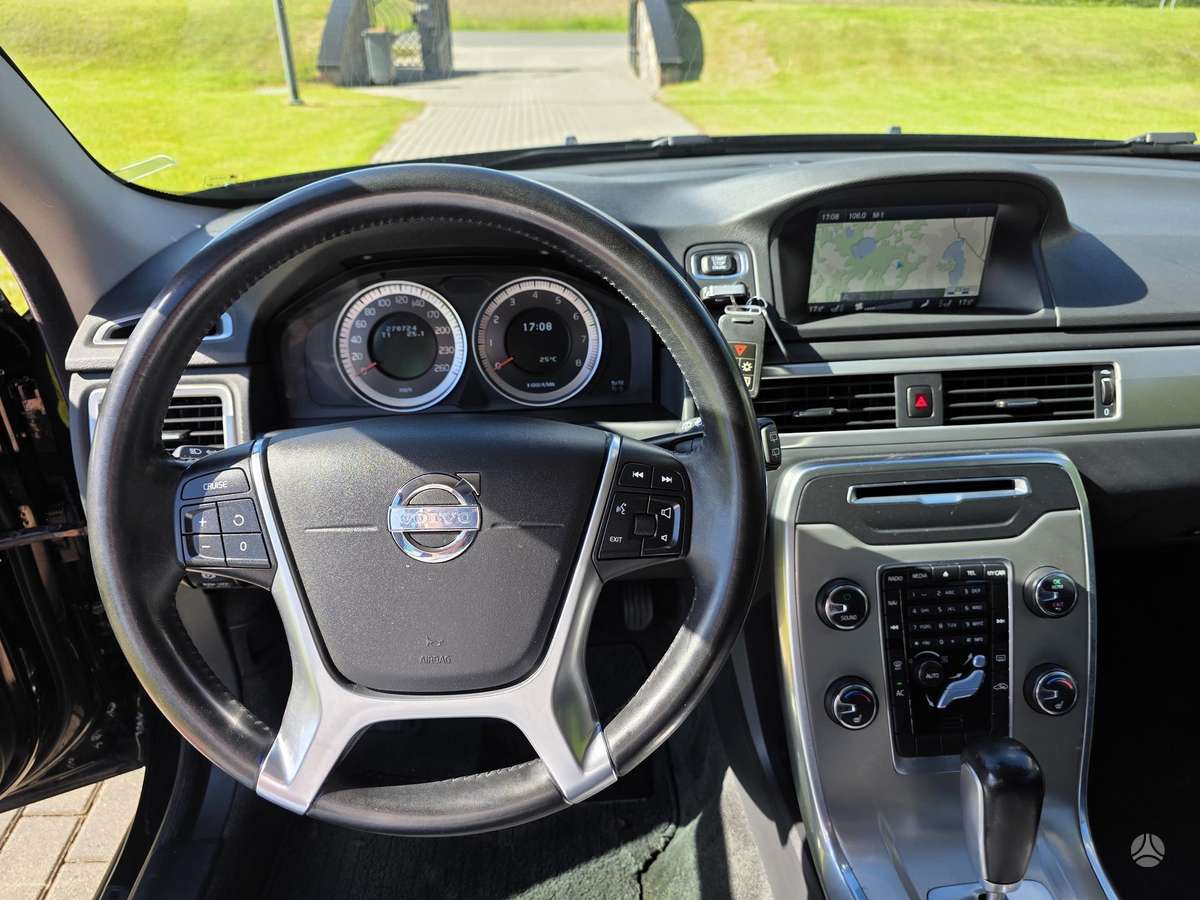 Volvo V70 2012 — photo 32