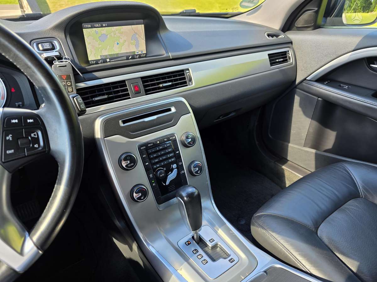 Volvo V70 2012 — photo 34