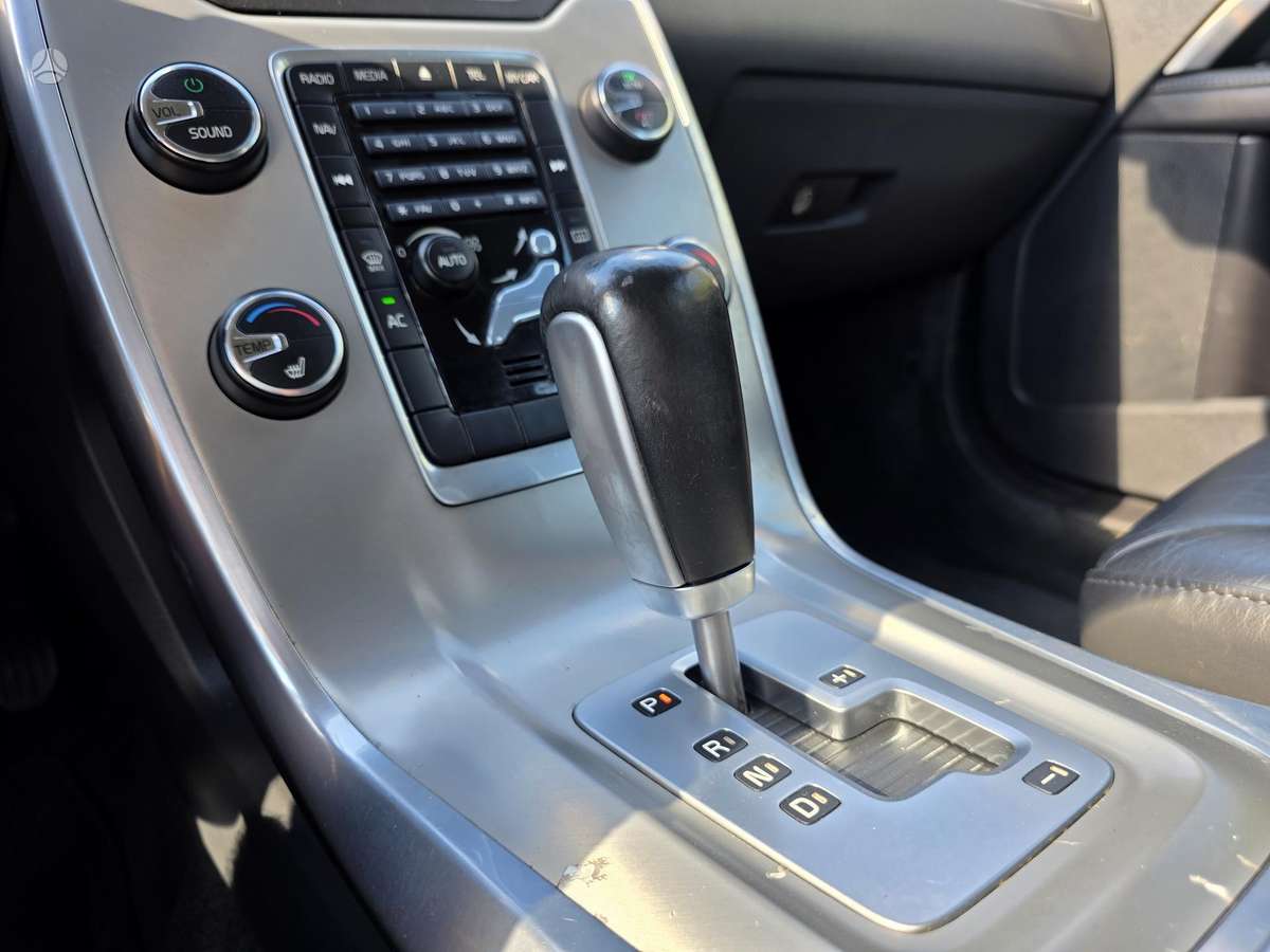 Volvo V70 2012 — photo 35