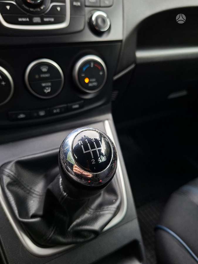 Mazda 5 2012 — photo 22