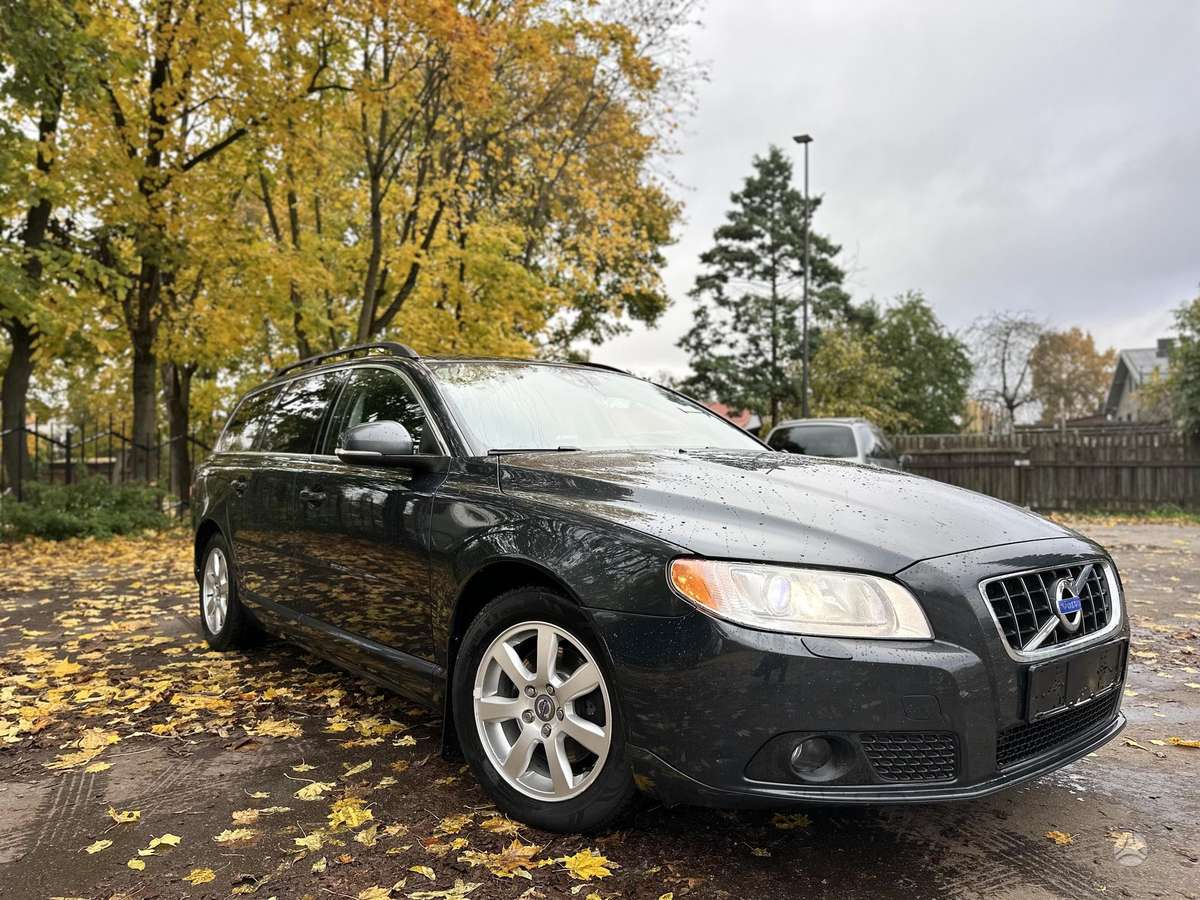 Volvo V70 2012 — вигляд ззаду