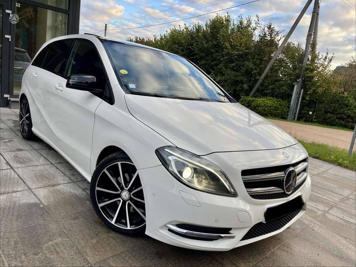Mercedes-Benz B180 2013 — interior