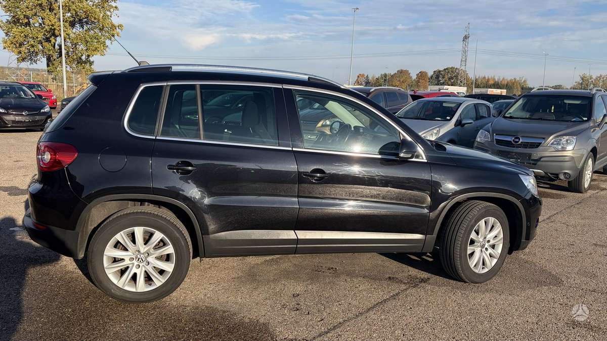 Volkswagen Tiguan 2009 — rear view