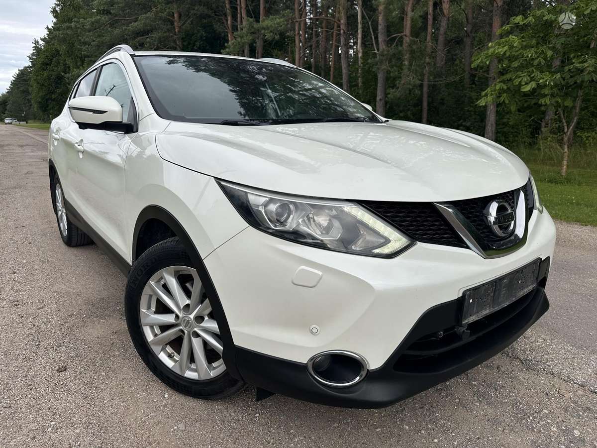 Nissan Qashqai 2015 — rear view
