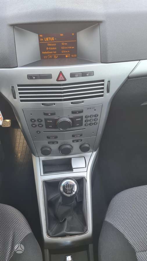 Opel Astra 2010 — photo 11