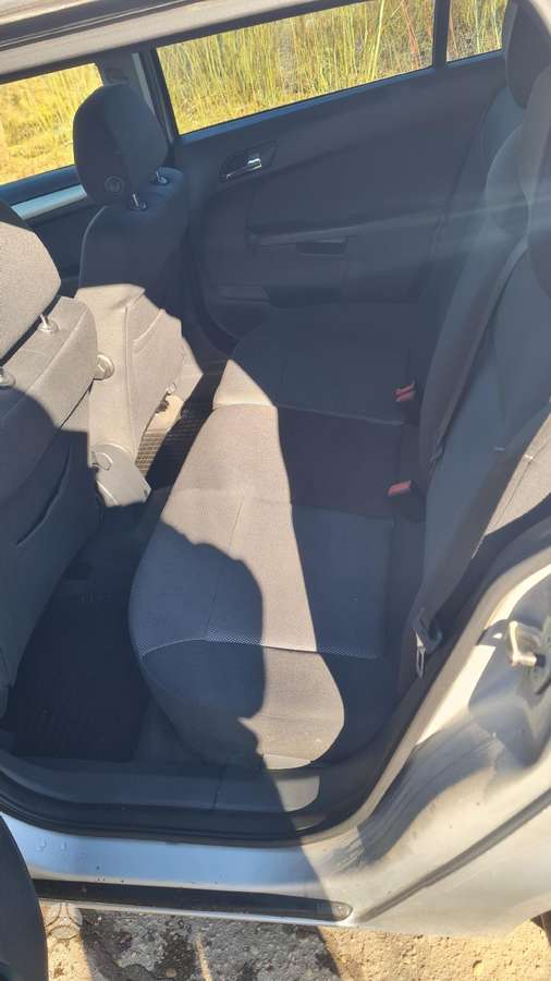 Opel Astra 2010 — photo 12