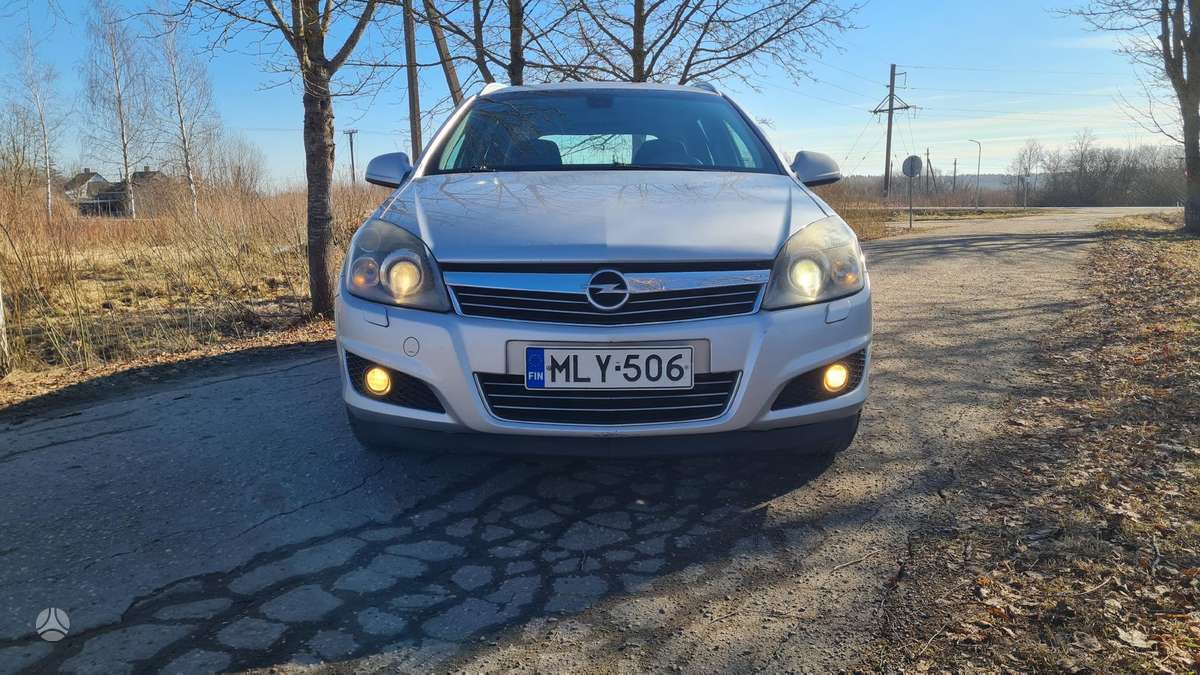 Opel Astra 2010 — rear view