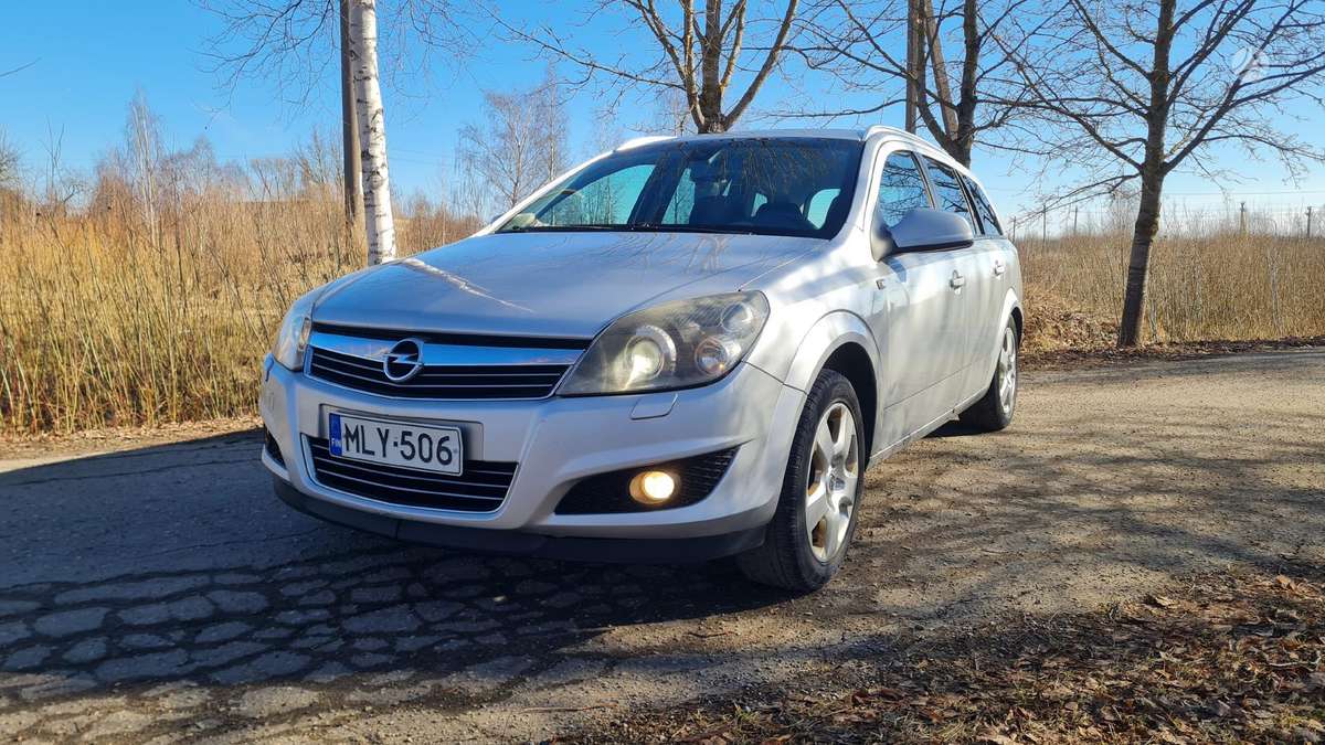 Opel Astra 2010 — interior