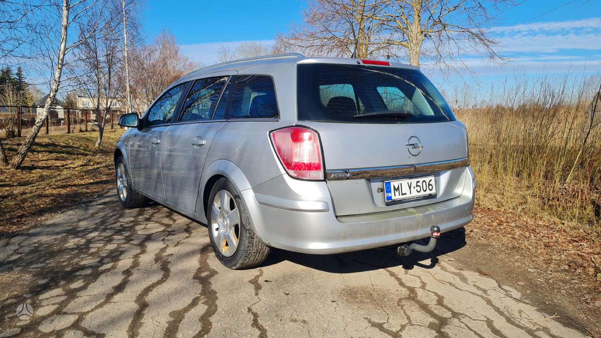 Opel Astra 2010 — photo 8