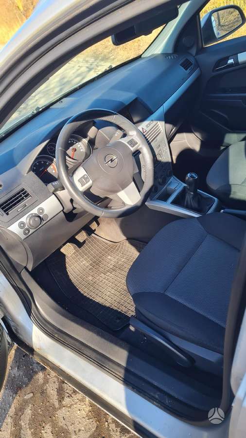 Opel Astra 2010 — photo 9