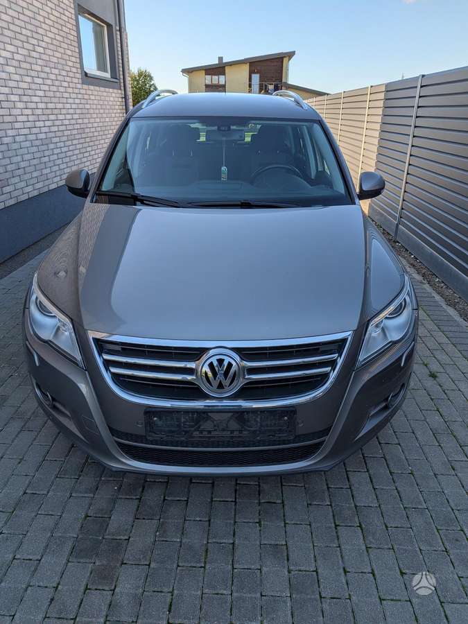Volkswagen Tiguan 2009 — rear view
