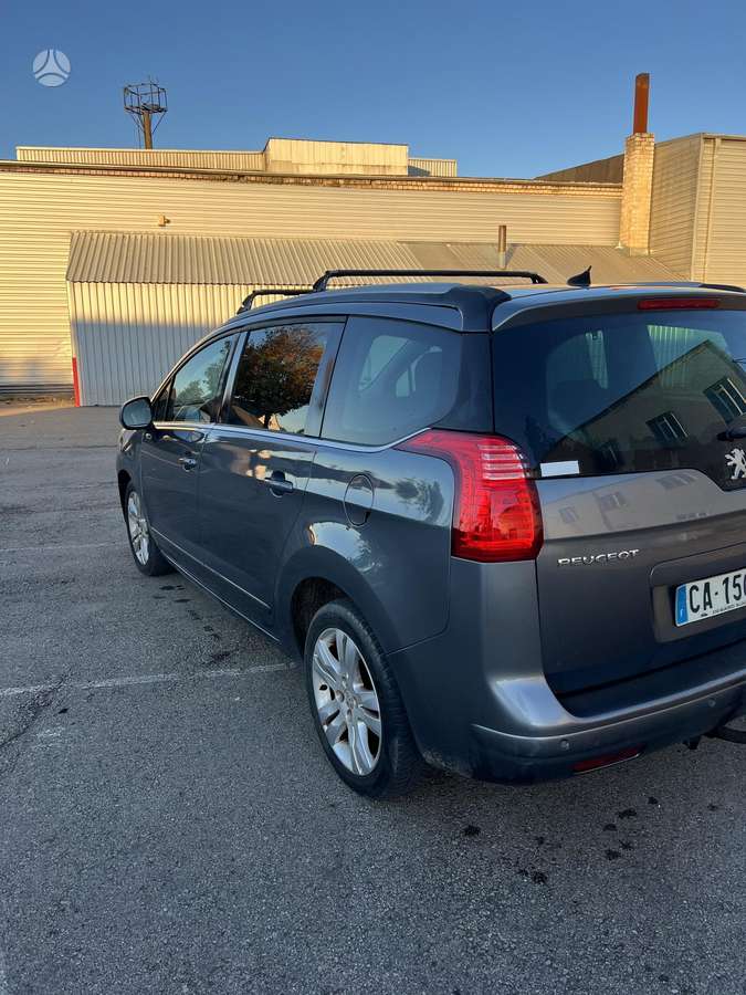 Peugeot 5008 2011 — rear view