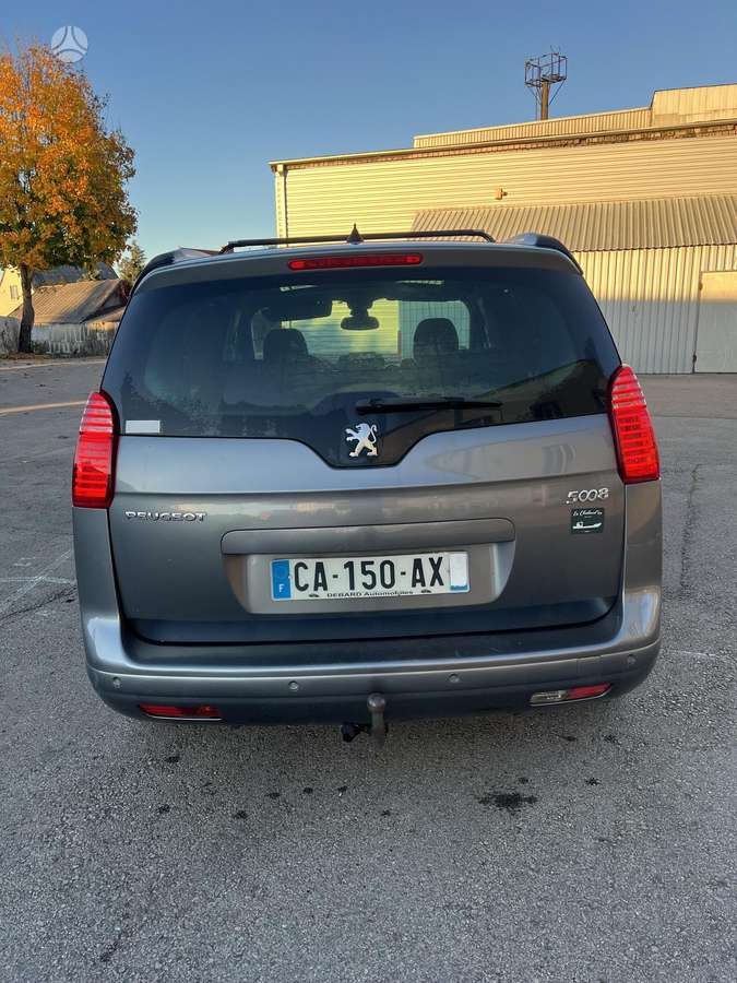 Peugeot 5008 2011 — interior
