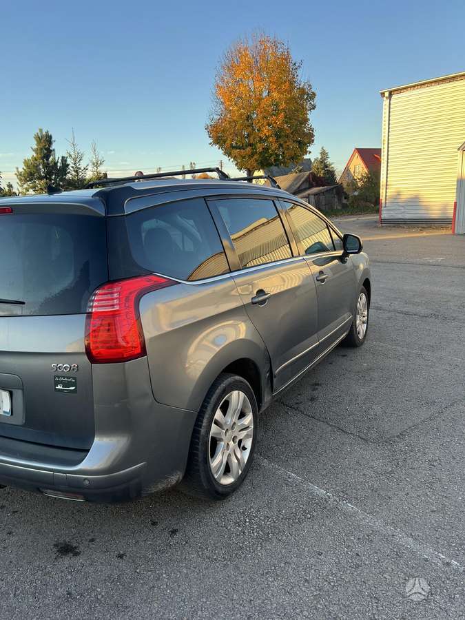 Peugeot 5008 2011 — engine 1560 cm³, 110 HP (81kW)