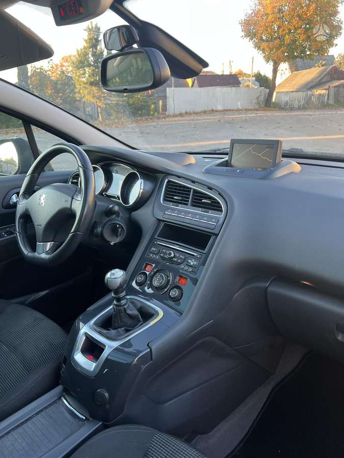 Peugeot 5008 2011 — photo 9