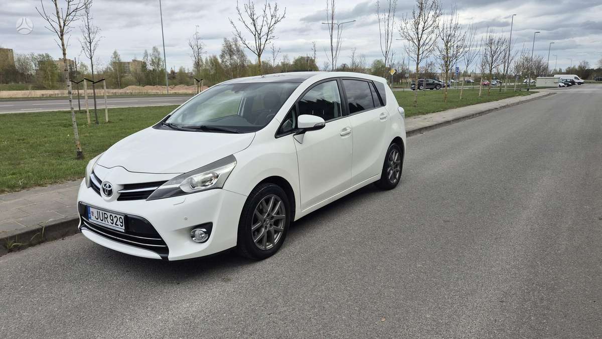 Toyota Verso 2013 — вигляд ззаду