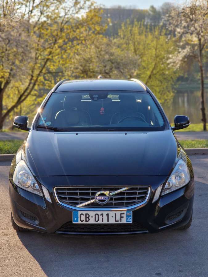 Volvo V60 2012 — салон