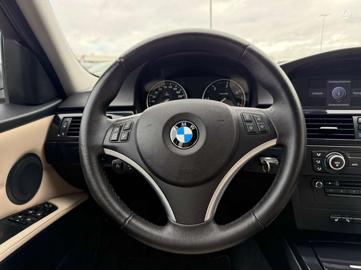 BMW 320 2009 — interior