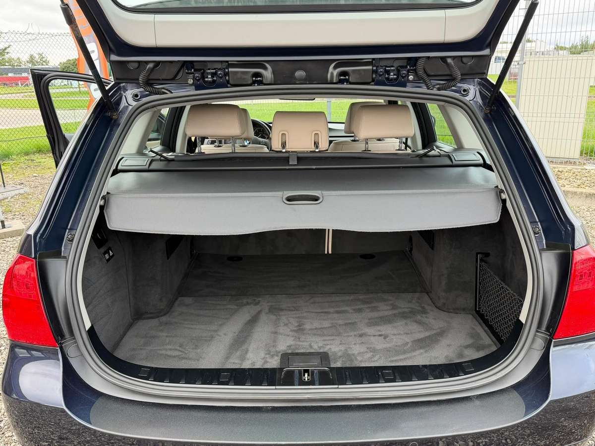 BMW 320 2009 — photo 30
