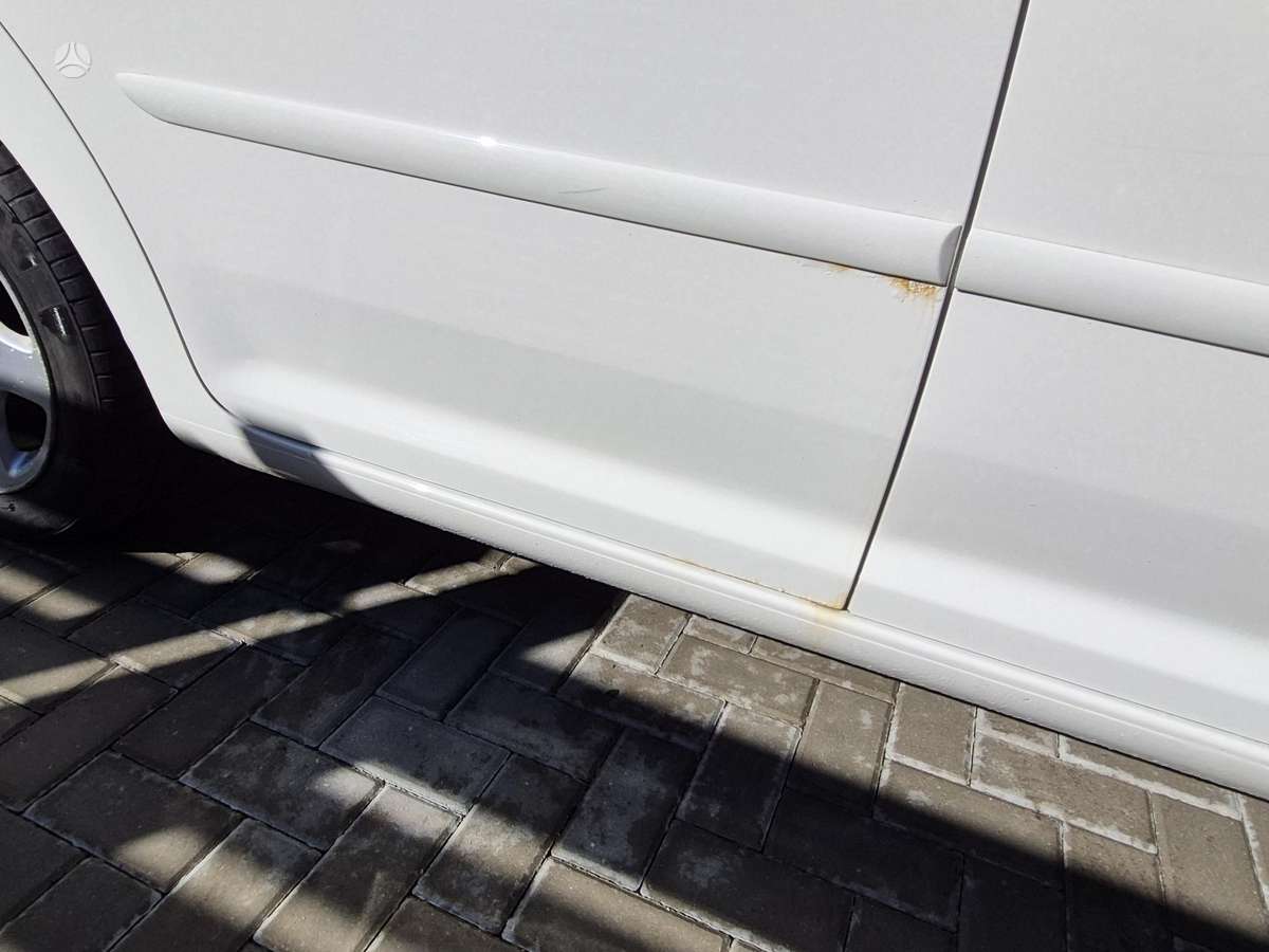 Volkswagen Touran 2012 — photo 11