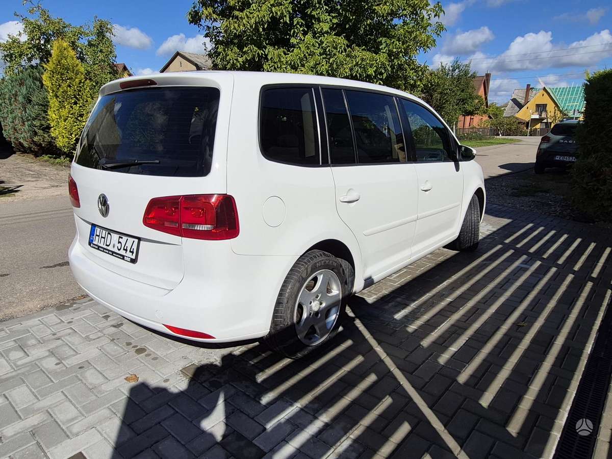 Volkswagen Touran 2012 — interior