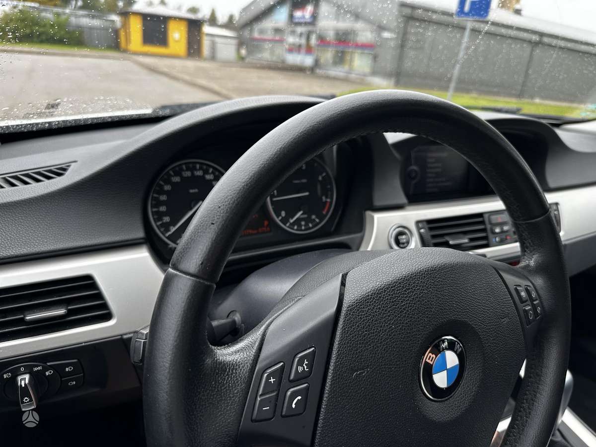BMW 320 2012 — photo 16