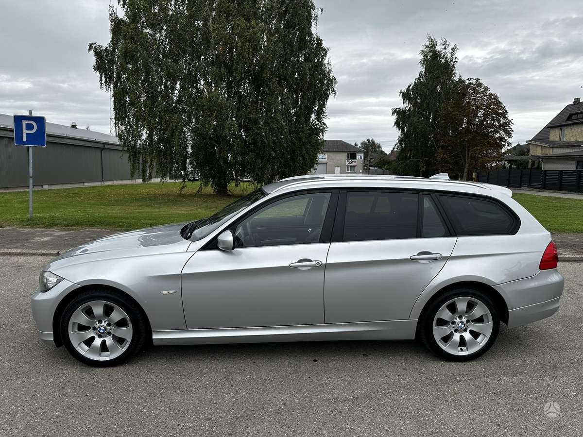 BMW 320 2012 — rear view