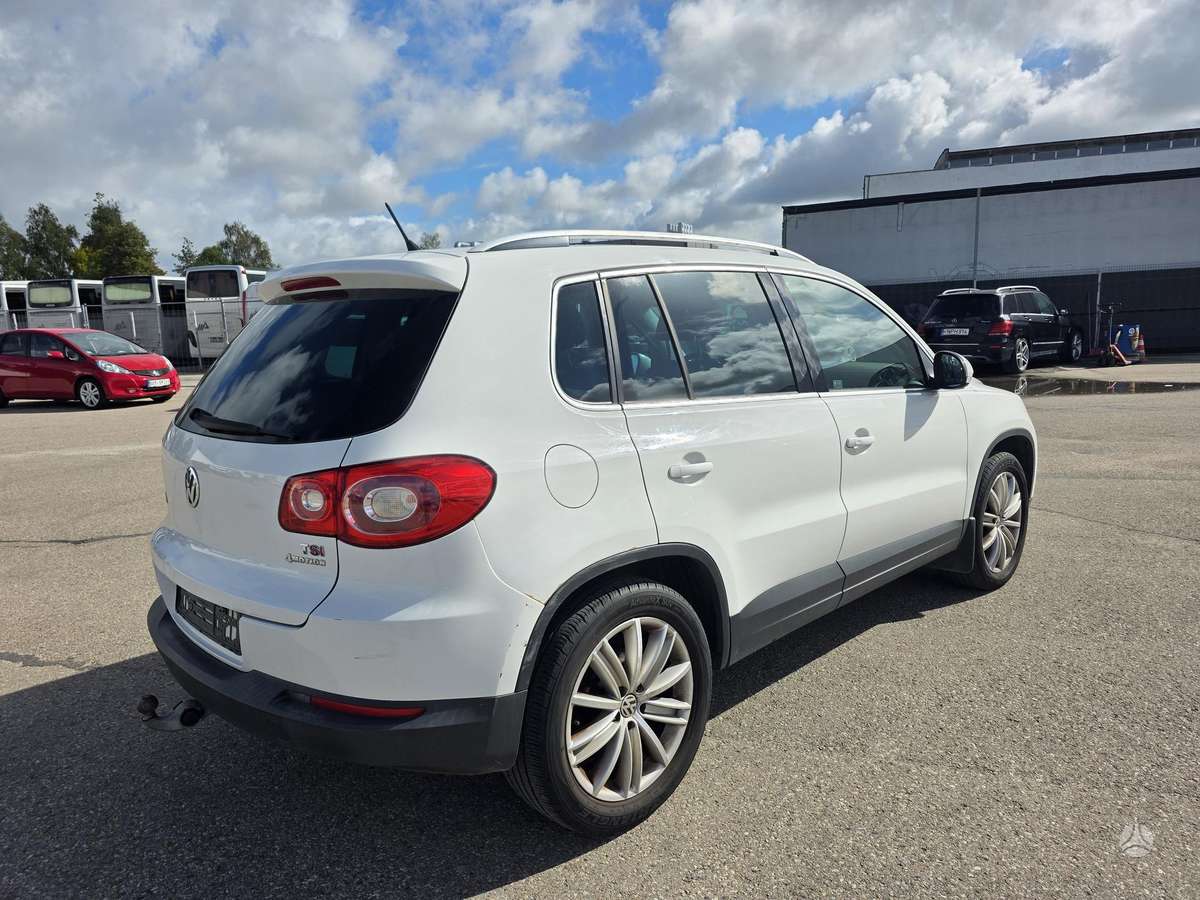 Volkswagen Tiguan 2011 — photo 11