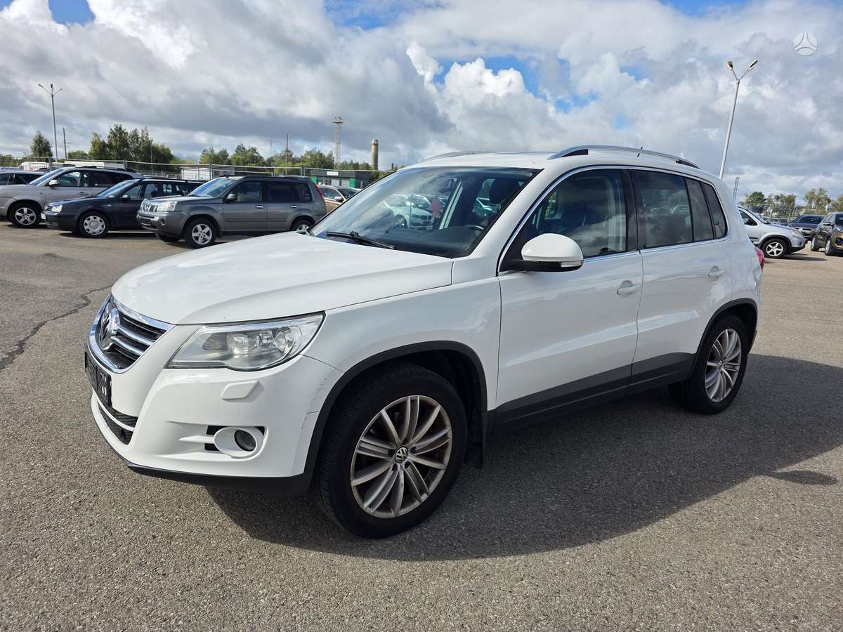 Volkswagen Tiguan 2011 — rear view