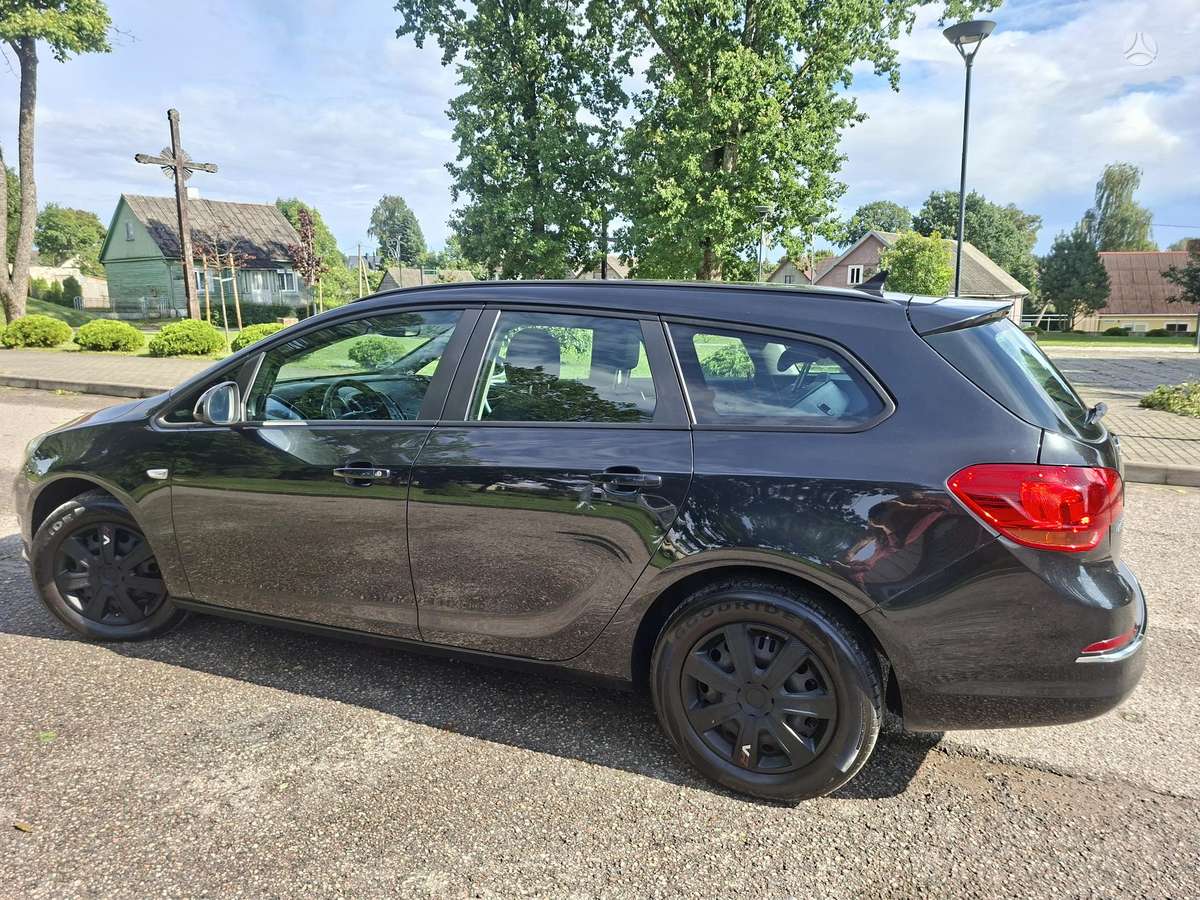 Opel Astra 2013 — rear view