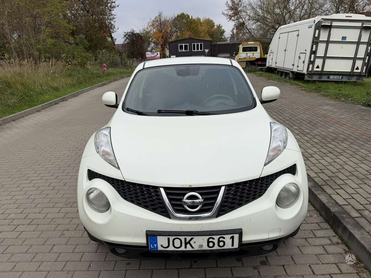 Nissan Juke 2011 — rear view