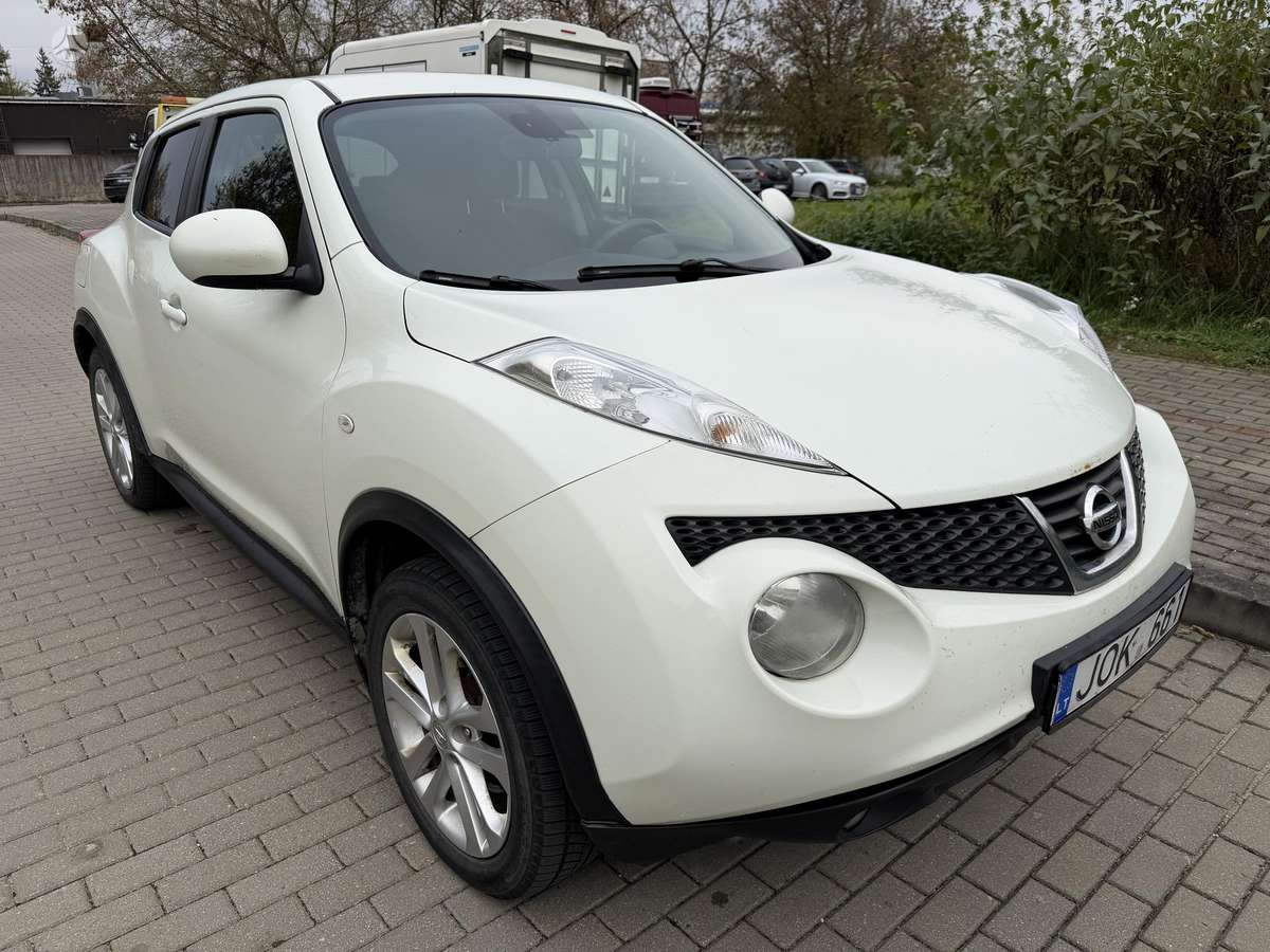 Nissan Juke 2011 — interior