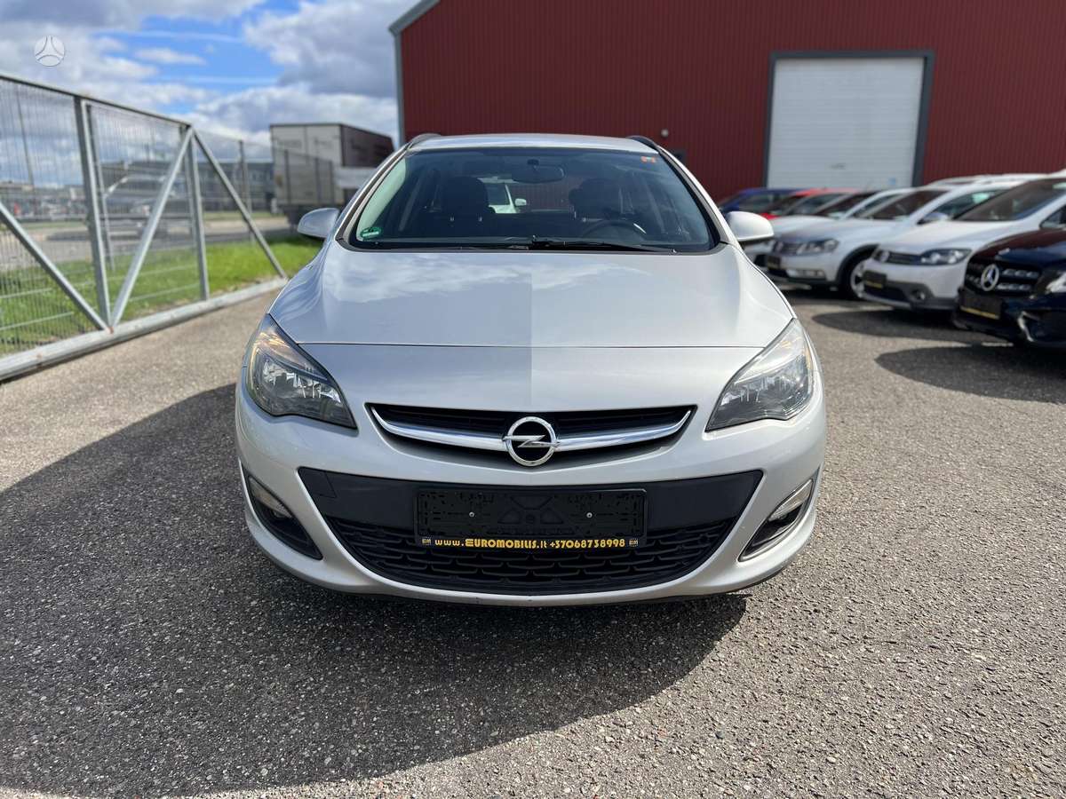 Opel Astra 2015 — rear view