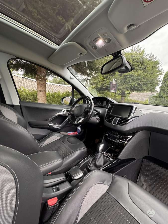 Peugeot 2008 2015 — interior