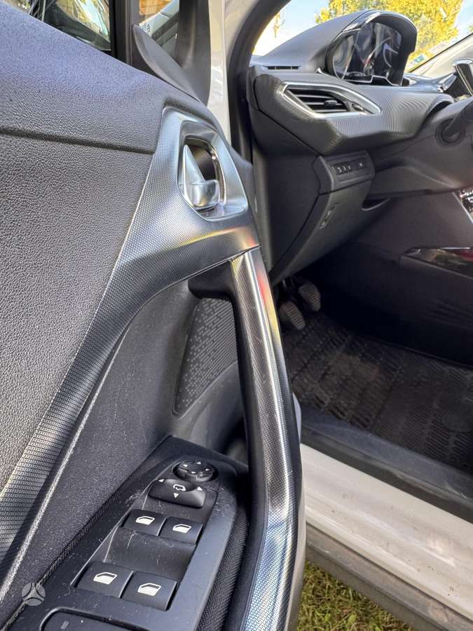 Peugeot 2008 2015 — photo 9