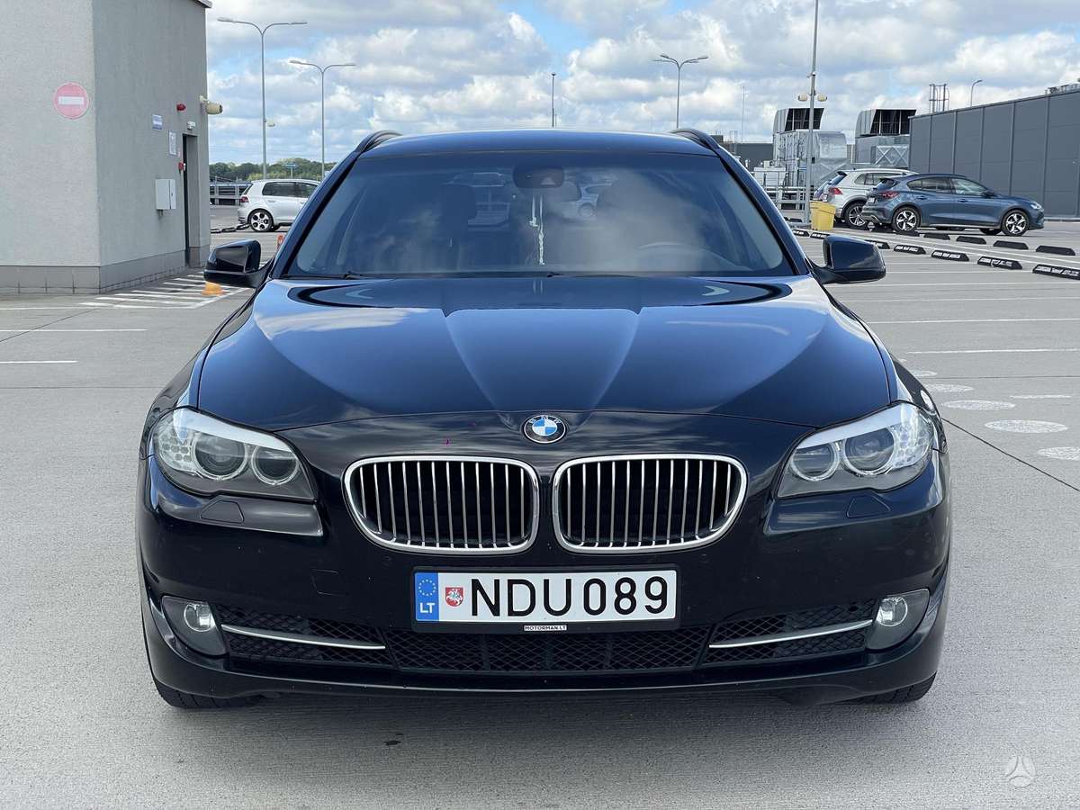 BMW 525 2011 — rear view