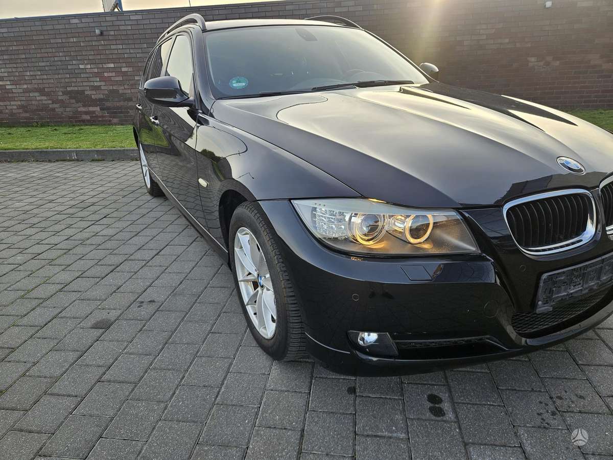 BMW 320 2011 — вигляд ззаду